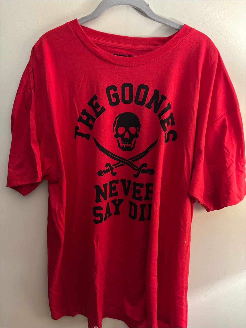 Red Short-Sleeve Graphic Tee – Skull & Swords Design
